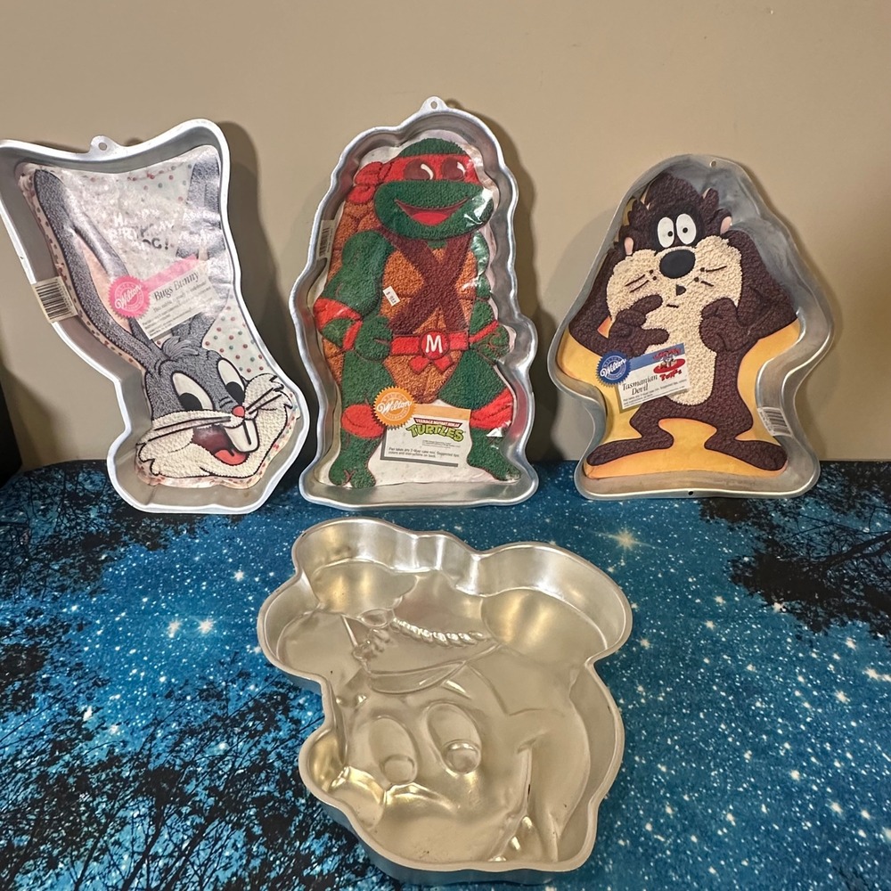 Wilton Vintage Cake Pan Lot of 4
Tmnt, bugs bunny, Mickey, Taz,